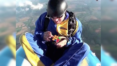Cubo de Rubik, resuelto en el aire en 31,5 segundos