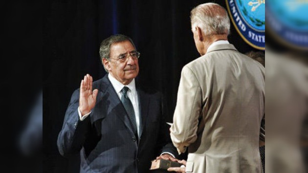 Panetta presta juramento como jefe del Pentágono