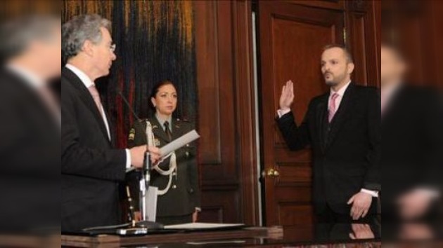 Miguel Bosé recibe la ciudadanía colombiana de manos de Álvaro Uribe