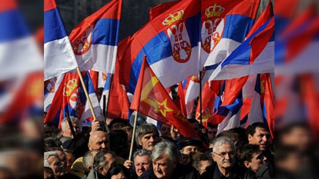 Miles de personas exigieron comicios anticipados en el centro de Belgrado 