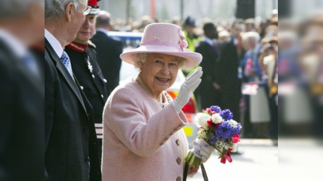 Isabel II asiste por sorpresa a una boda de ciudadanos corrientes