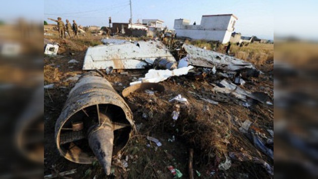 Pakistán: Los tanques de combustible del avión siniestrado explotaron en el aire