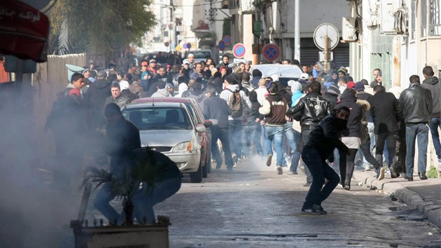 Policía de Túnez dispersa a manifestantes con gases lacrimógenos