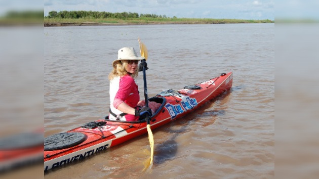 Una mujer recorre a solas el río Amazonas en kayak