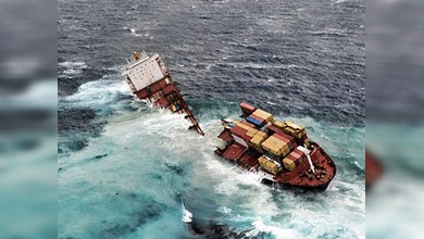 El buque Rena se parte en dos y amenaza con verter más crudo al mar