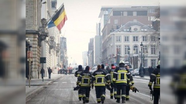 Las protestas de los bomberos belgas llenan las calles de agua y espuma