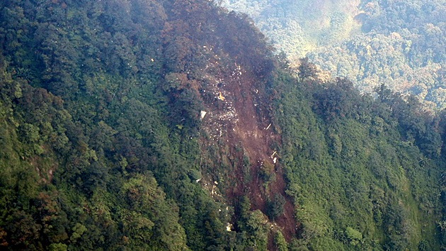 Encuentran restos de pasajeros del avión ruso estrellado en Indonesia