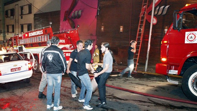 Brasil, de luto por los 235 muertos en el incendio de una discoteca