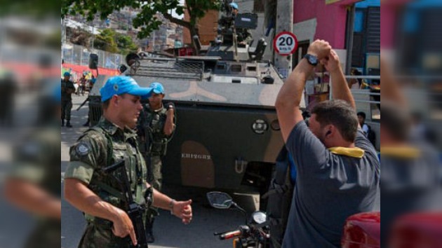 El Ejército brasileño patrullará las favelas de Río 8 meses más