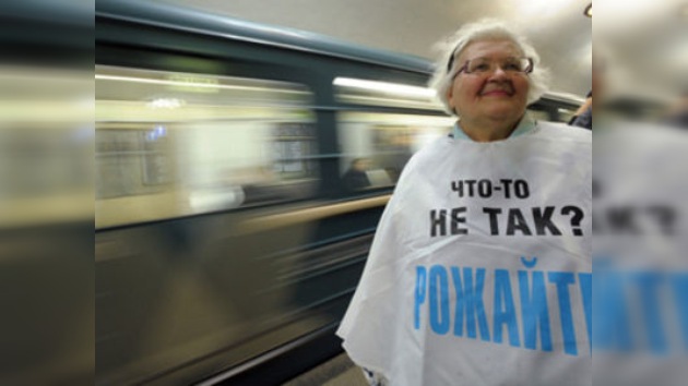 Jubilados moscovitas organizan un ´flashmob´ en el metro para mejorar la demografía  