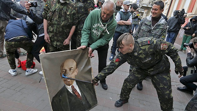 Fotos: Sector Derecho quema retratos de Lenin y despoja a los comunistas de una sede