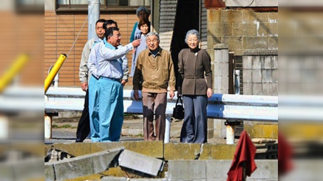 Pareja real de Japón visita regiones afectadas por el terremoto y tsunami