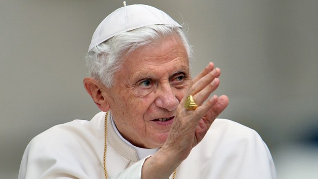 El papa habría renunciado al enterarse de los chantajes a clérigos gays