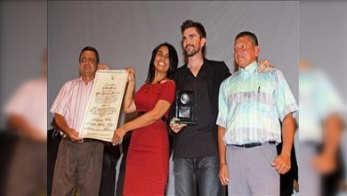 Juanes y un pueblo desplazado reciben el Premio Nacional de la Paz