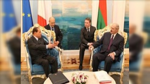 Berlusconi rompe el aislamiento de Bielorrusia 
