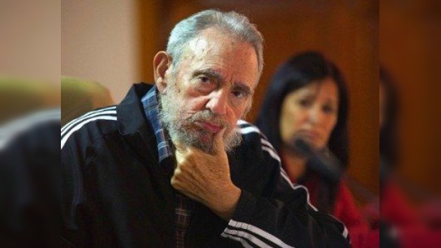 Fidel Castro presenta su biografía: "Tengo que aprovechar porque la memoria se gasta"