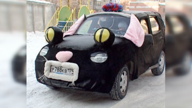 En las calles de Rusia circula un auto disfrazado de gato