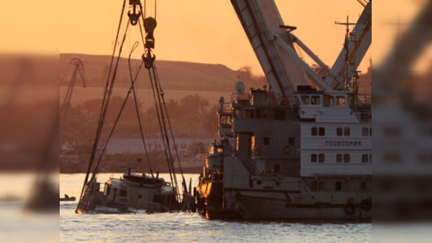 Se completa la reflotación del barco turístico 'Bulgaria' que se hundió en el Volga