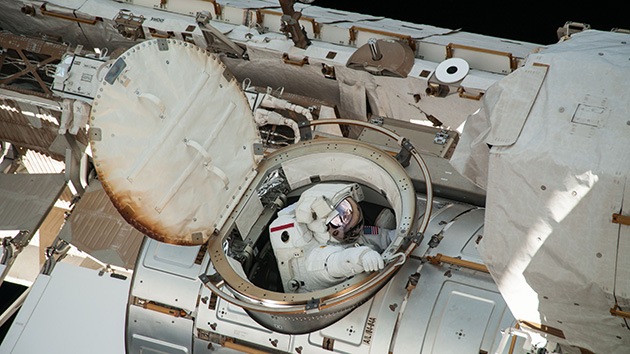 La Nasa aborta la caminata espacial por hallar líquido en el casco de un astronauta