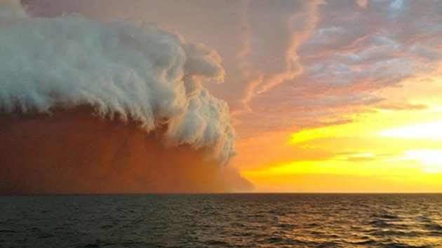 Fotos: Ciclón Narelle causa una excepcional polvareda sobre el mar