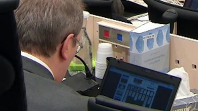 Un juez del caso Breivik, pillado jugando al solitario durante el juicio