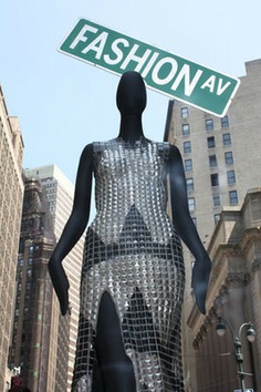 Maniquíes callejeros lucen lo mejor de la moda en plena avenida Broadway