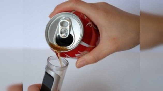 Inventaron el teléfono móvil que se carga con Coca-Cola