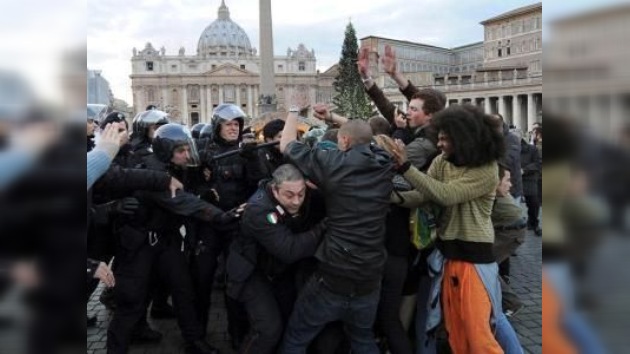 Una marcha de los 'indignados' alcanza al abeto navideño del Vaticano