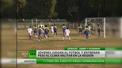 Jugar el fútbol a pesar de la discriminación y los problemas sociales