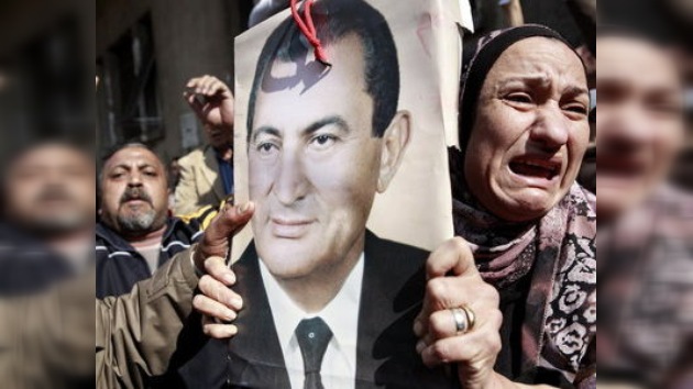 Mubarak hospitalizado en vez de ser interrogado