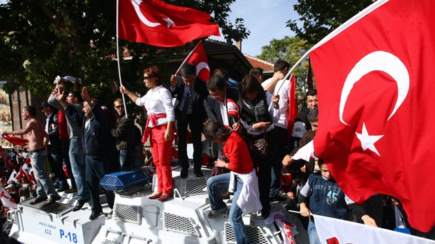 Video: Policías turcos dispersan con violencia a manifestantes antiislamistas