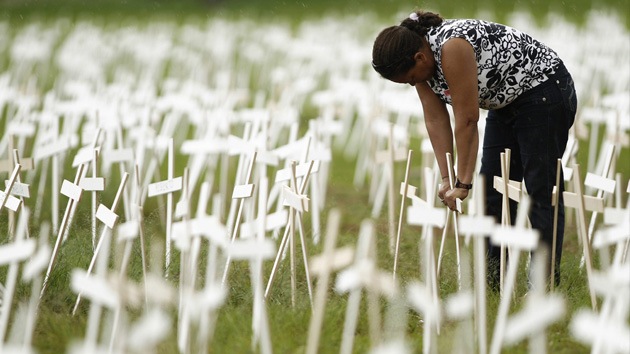 Plantan miles de cruces en Brasilia en protesta por la violencia contra los indios