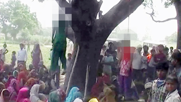 Policías indios, acusados de violar y colgar en un árbol a dos niñas (FUERTES IMÁGENES)