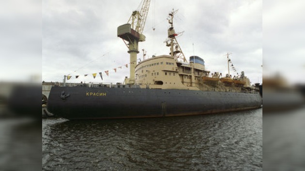 Remolcan a uno de los buques varados en el mar de Ojotsk