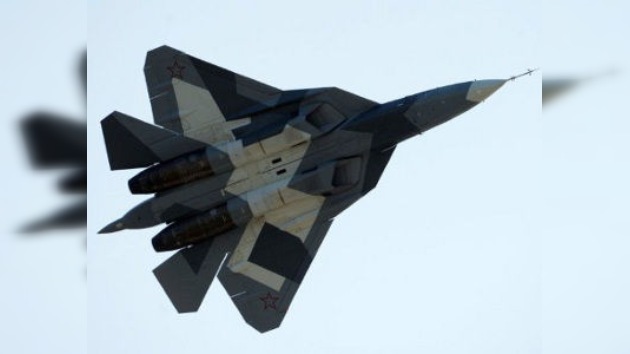 El nuevo caza ruso T-50 mira por encima del hombro al norteamericano F-22 Raptor