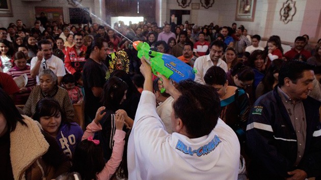 Fotos: Superhéroes y pistolas de agua, la clave del éxito de un sacerdote mexicano