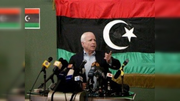 John McCain llega a Bengasi y pide más apoyo para los rebeldes libios