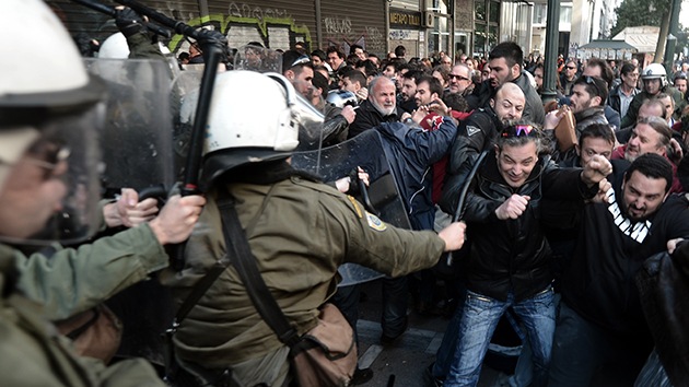 Manifestantes se enfrentan a la Policía en el Ministerio de Trabajo de Grecia