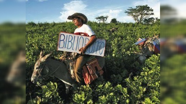El 'biblioburro' lleva la enseñanza al campo de Colombia