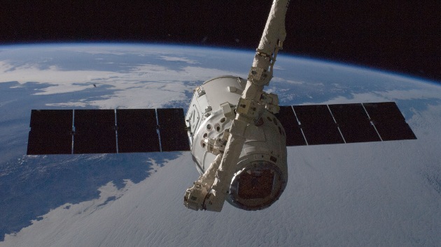 El carguero Dragon se acopla a la Estación Espacial Internacional