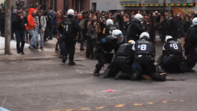 Video: La Policía canadiense arremete contra una manifestación de estudiantes