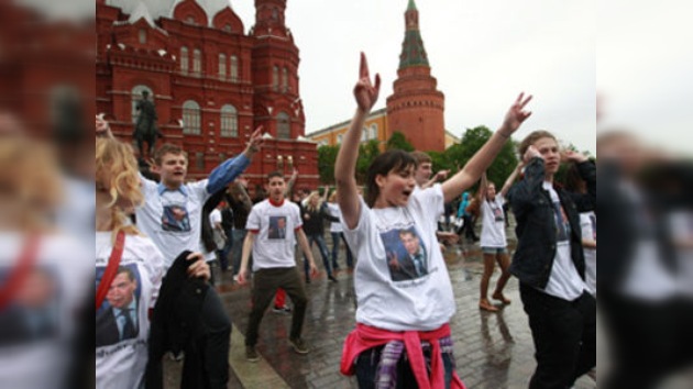 Jóvenes moscovitas rinden homenaje al baile de Medvédev con un divertido 'flashmob'