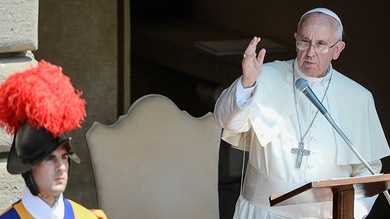 Aflora el pasado gay del prelado elegido por el papa Francisco al frente del banco vaticano