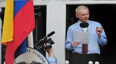 Assange estima salir de la embajada de Ecuador en un año si Suecia abandona su caso