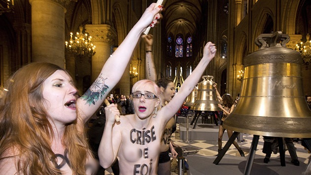 Fotos: Feministas ucranianas se desnudan en París para celebrar la renuncia del papa