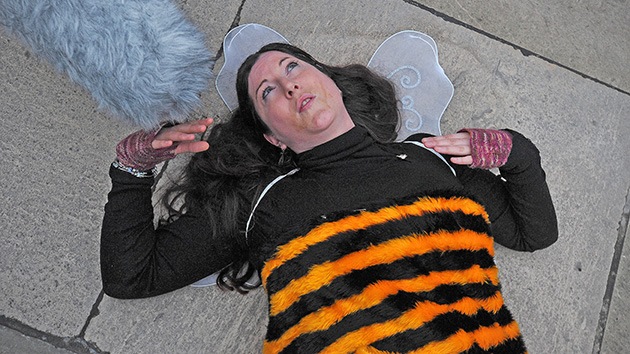 Colorida protesta en Londres: Las abejas también quieren vivir