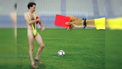 Un futbolista inglés recibe una tarjeta roja por intentar detener a ´Borat´
