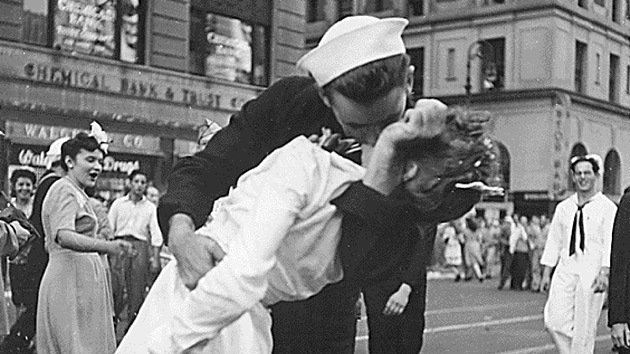 Muere el 'marinero besando' de la foto icónica de la Segunda Guerra Mundial