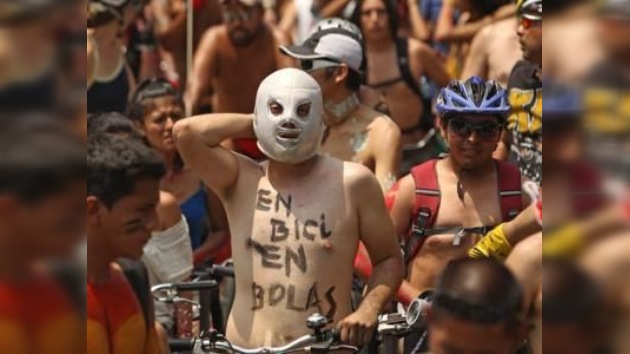 Lima vive una jornada de ‘ciclonudismo’ para concienciar a los conductores