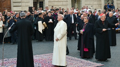 El papa Francisco pide en la Roma del lujo que no se ignore el grito de los pobres